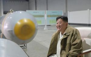 El líder norcoreano Kim Jong Un posa junto al dron ’Haeil’.