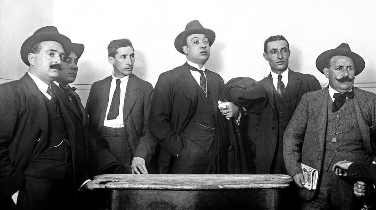 Salvador Seguí (en el centro), junto a otros miembros del comité central de la CNT, en Madrid, en diciembre de 1919. Salvador Seguí (en el centro), junto a otros miembros del comité central de la CNT, en Madrid, en diciembre de 1919.