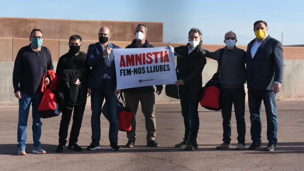 Los siete presos del procés han salido de prisión este viernes mostrando una pancarta a favor de la amnistía. Los siete presos del procés han salido de prisión este viernes mostrando una pancarta a favor de la amnistía.