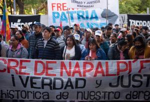 Miembros de las comunidades indígenas argentinas de Qom y Moqoit marchan para exigir justicia por la masacre de Napalpí en el inicio del juicio.
