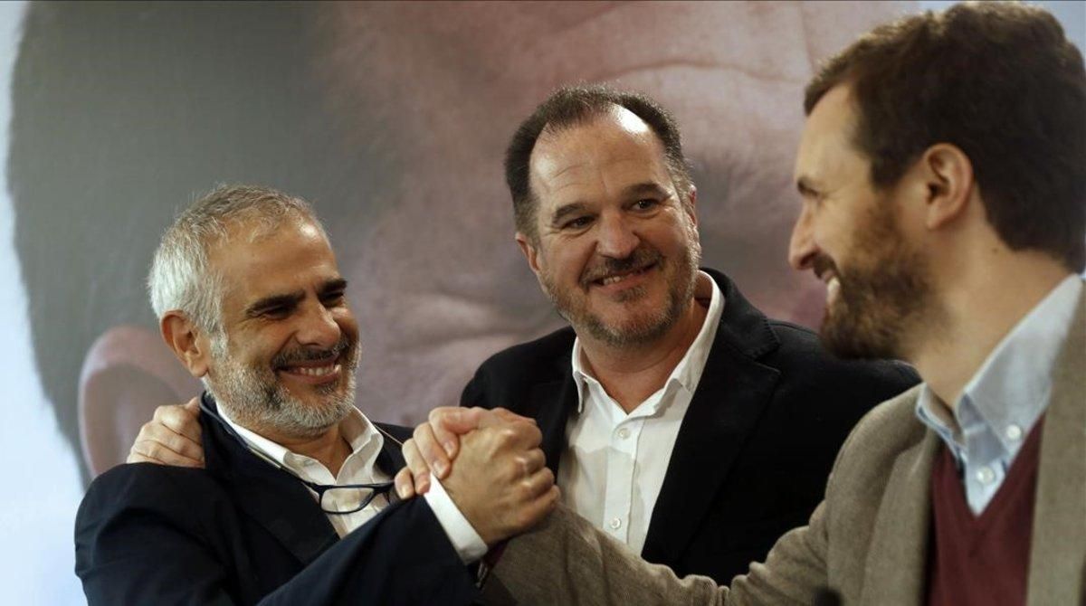 El presidente del Grupo Cs en el Parlamento de Cataluña, Carlos Carrizosa, el candidato a lehendakari por la coalición PP+C’s, Carlos Iturgaiz, y el presidente del PP, Pablo Casado (de izquierda a derecha) El presidente del Grupo Cs en el Parlamento de Cataluña, Carlos Carrizosa, el candidato a lehendakari por la coalición PP+C’s, Carlos Iturgaiz, y el presidente del PP, Pablo Casado (de izquierda a derecha)