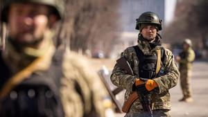 Un soldado ucraniano hace guardia en un puesto de control en Kiev.