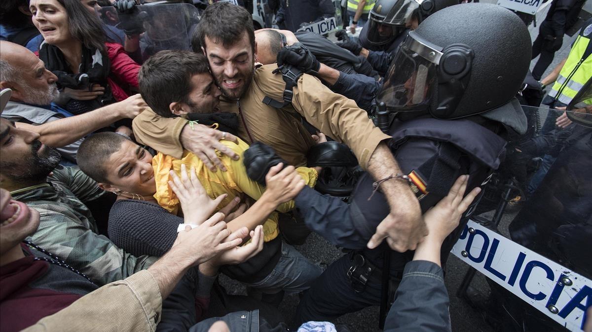 Violentos enfrentamientos en el colegio Ramon Llull de Barcelona. Violentos enfrentamientos en el colegio Ramon Llull de Barcelona.