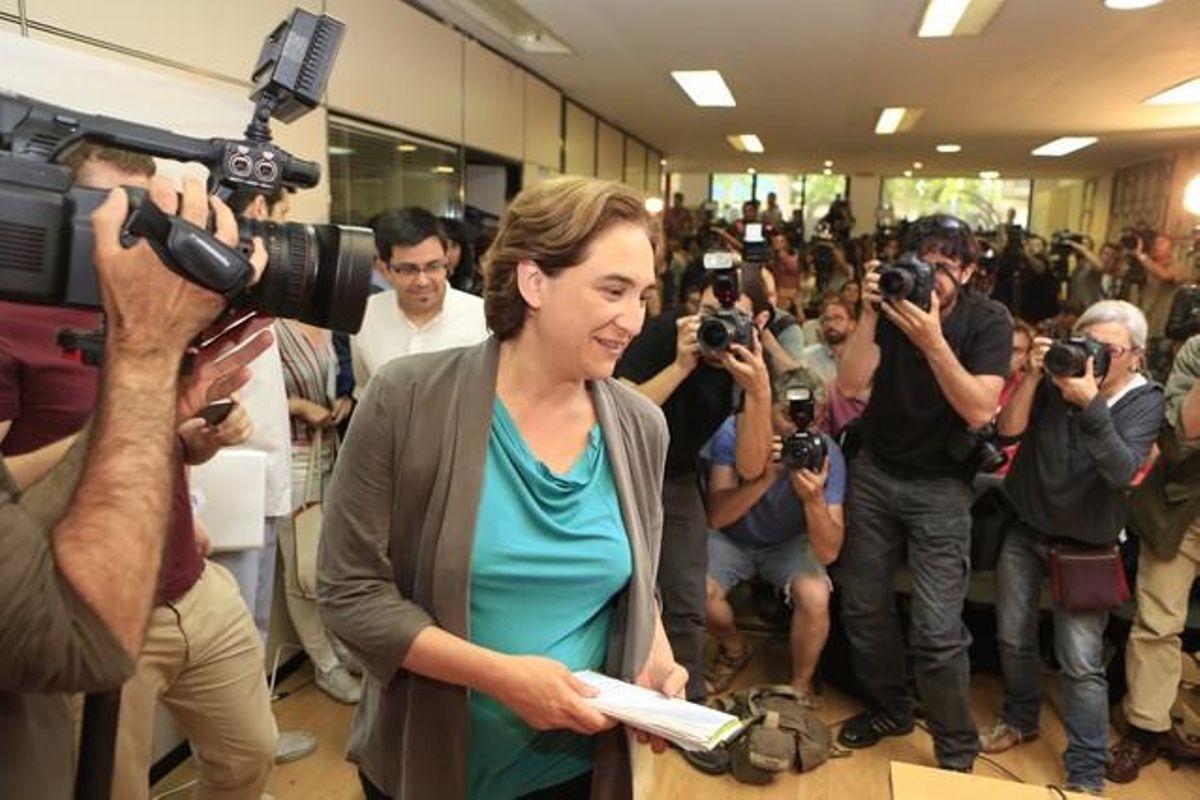 Ada Colau, en la rueda de prensa de este lunes, tras ganar los comicios de Barcelona. Ada Colau, en la rueda de prensa de este lunes, tras ganar los comicios de Barcelona.