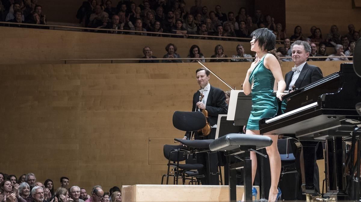 Yuja Wang junto a la Chamber Orchestra of Europe durante su actuación en el Auditori. Yuja Wang junto a la Chamber Orchestra of Europe durante su actuación en el Auditori.