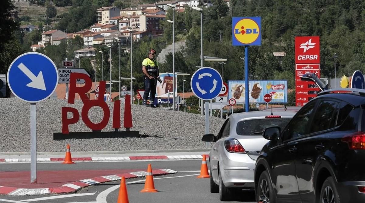 Control de los Mossos a la entrada de Ripoll, este domingo. Control de los Mossos a la entrada de Ripoll, este domingo.