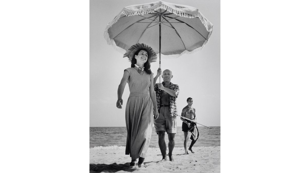 Pablo Picasso con Françoise Gilot y su sobrino Javier Vilató, en la playa Golfe-Juan, en agosto de 1948. Pablo Picasso con Françoise Gilot y su sobrino Javier Vilató, en la playa Golfe-Juan, en agosto de 1948.