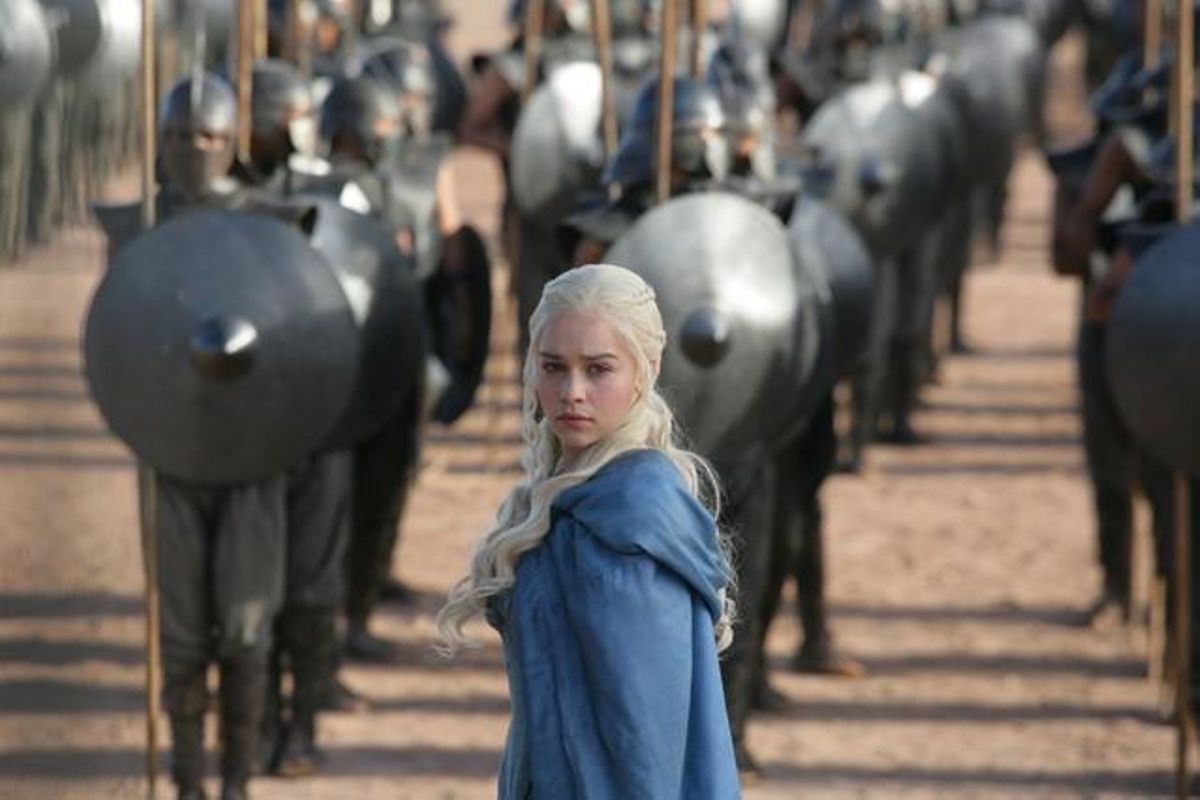 La actriz Emilia Clarke, en su papel de Daenerys Targaryen, ante su ejército de Inmaculados en ’Juego de tronos’. La actriz Emilia Clarke, en su papel de Daenerys Targaryen, ante su ejército de Inmaculados en ’Juego de tronos’.