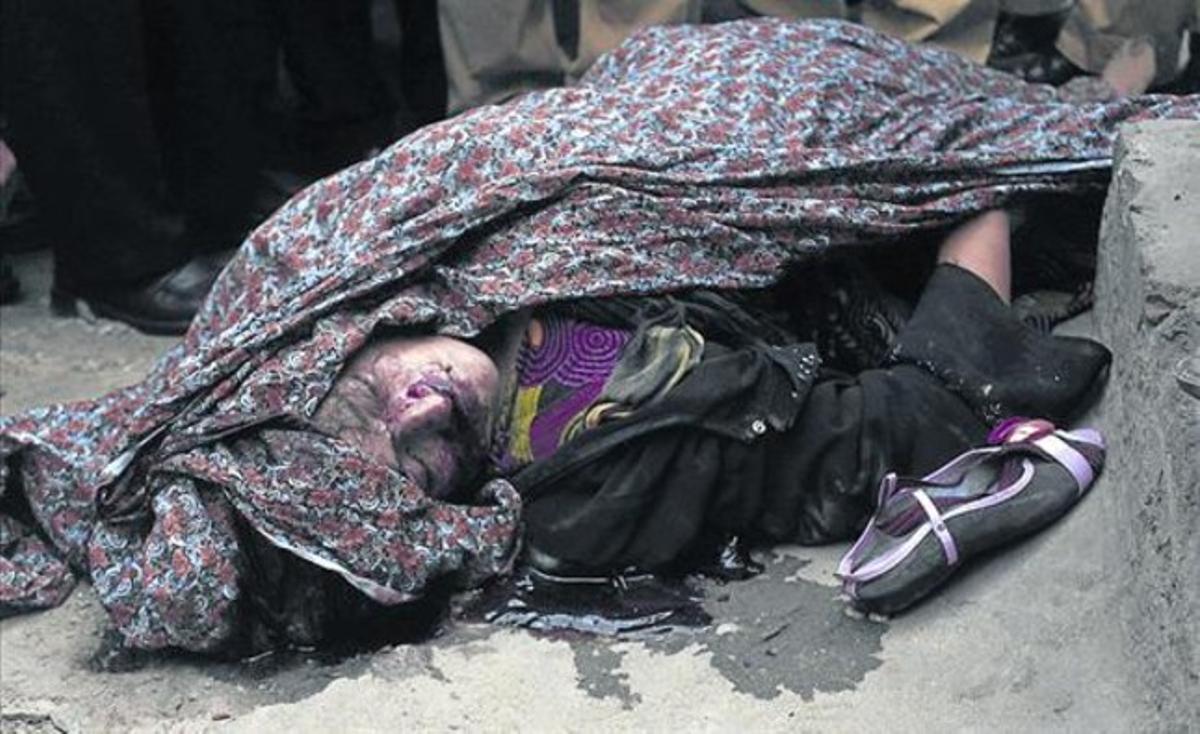Ensangrentada 8 Farzana Iqbal yace moribunda en la plaza de Lahore donde fue lapidada.