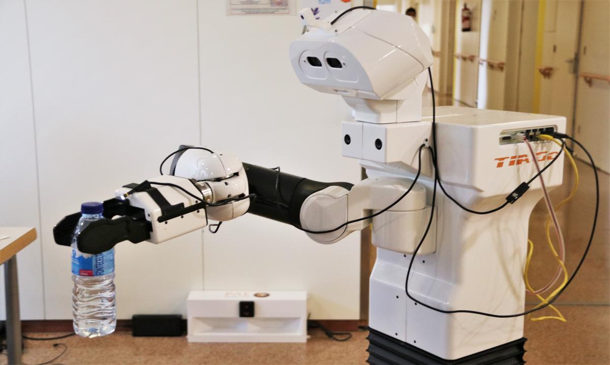 Badalona Serveis Assistencials assaja amb un robot per reduir el risc de caiguda dels pacients