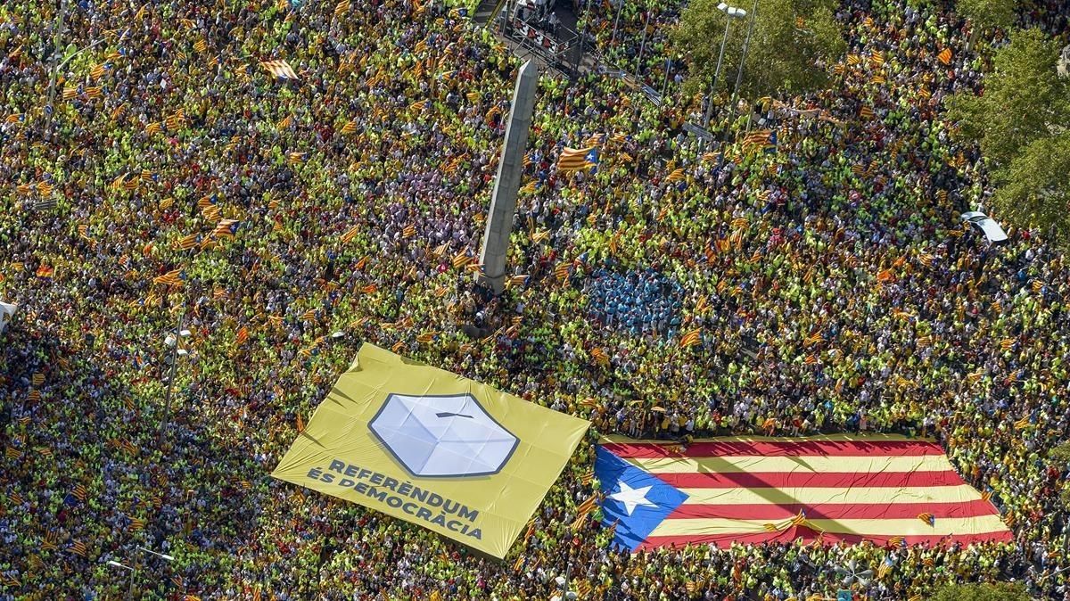 Imagen de la manifestación de la Diada, en la confluencia de paseo de Gràcia con Aragó. Imagen de la manifestación de la Diada, en la confluencia de paseo de Gràcia con Aragó.