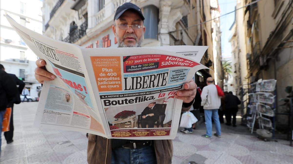 Un hombre lee un diario en Argel este miércoles con la noticia en portada de la dimisión de Buteflika. Un hombre lee un diario en Argel este miércoles con la noticia en portada de la dimisión de Buteflika.