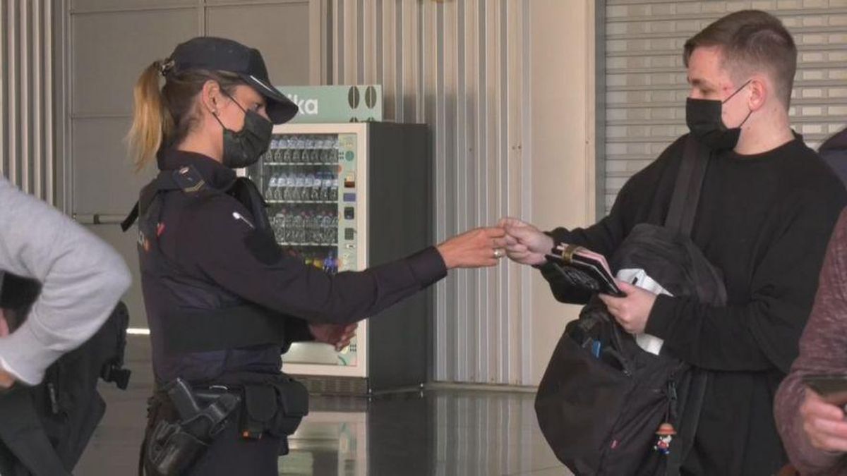 Vacunación de policías y guardias civiles: versiones que no cuadran y agentes "menospreciados" Vacunación de policías y guardias civiles: versiones que no cuadran y agentes "menospreciados"