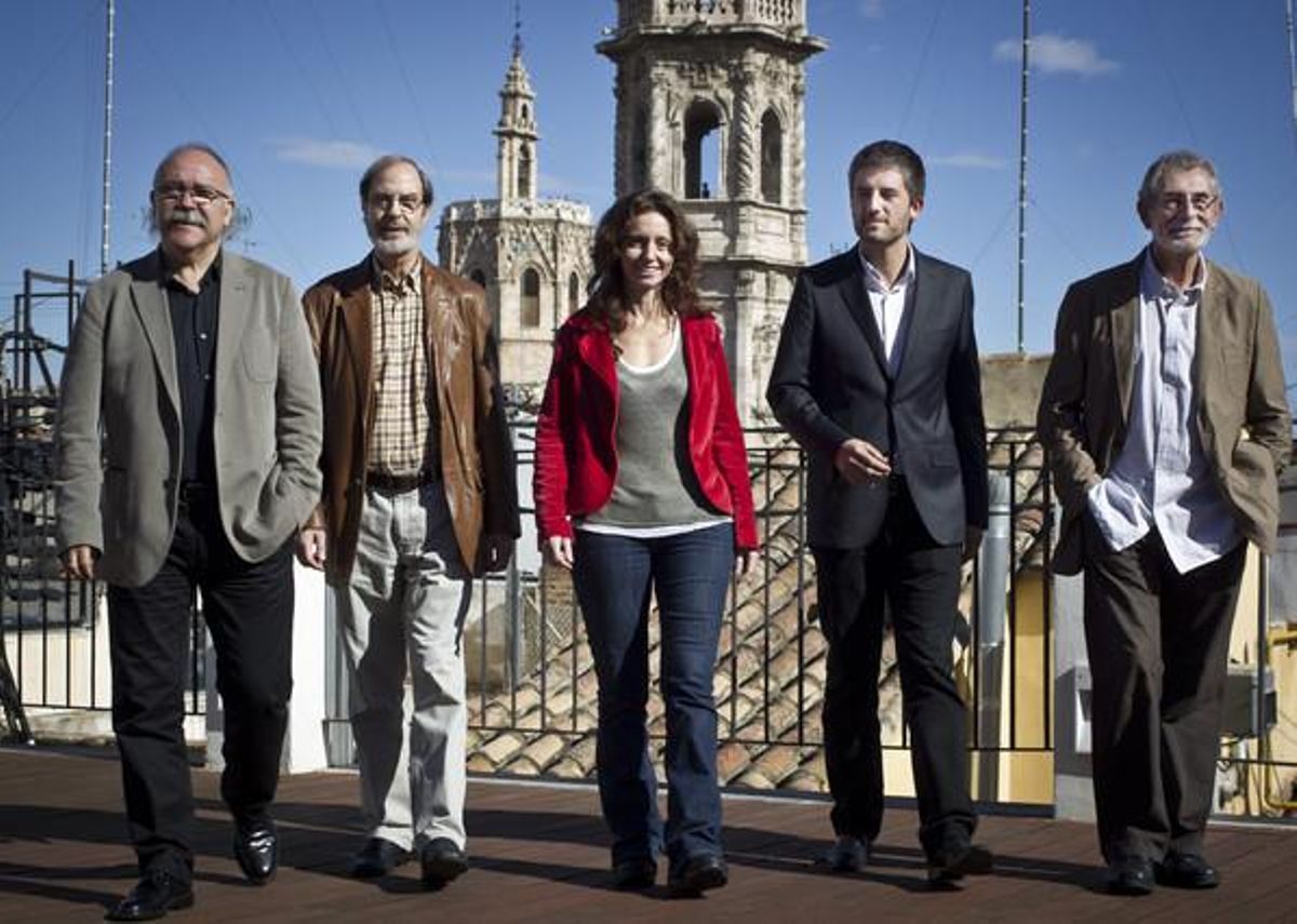 Los ganadores del premio Octubre, Josep-Lluís Carod-Rovira, Josep-Anton Soldevila, la editora Laia Climent, Toni Cruanyes y Tomas Llopis. Los ganadores del premio Octubre, Josep-Lluís Carod-Rovira, Josep-Anton Soldevila, la editora Laia Climent, Toni Cruanyes y Tomas Llopis.