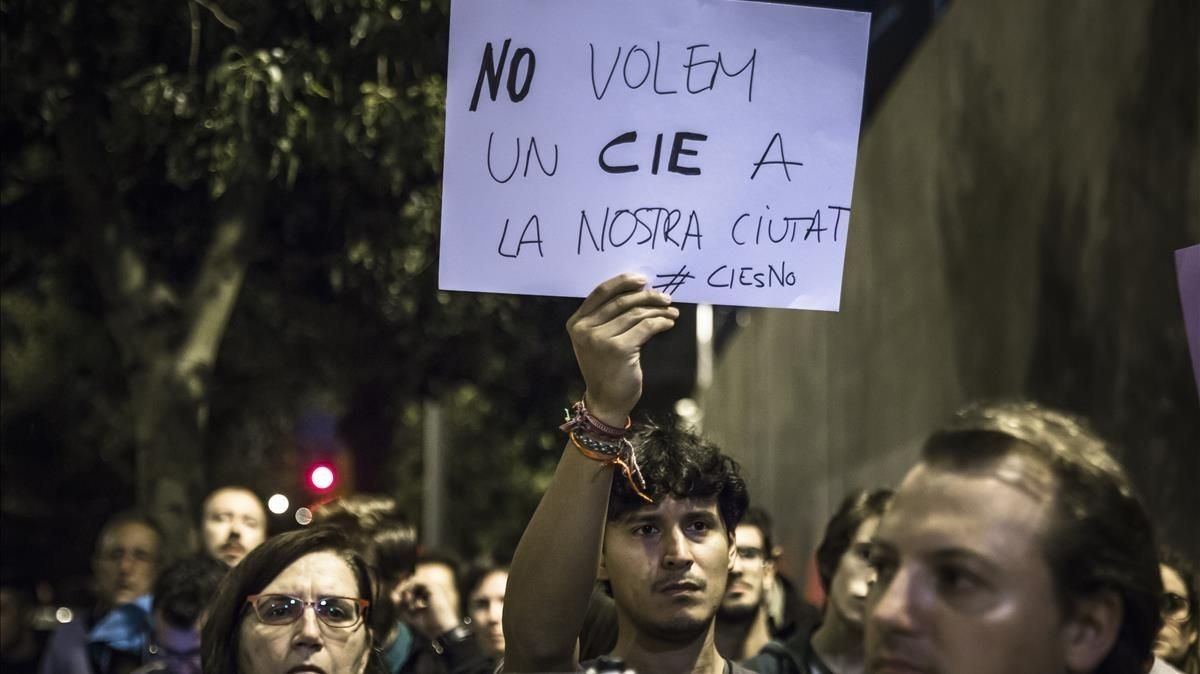 Manifestación contra los CIE, en noviembre del 2016, en el centro de internamiento de extranjeros de València Manifestación contra los CIE, en noviembre del 2016, en el centro de internamiento de extranjeros de València