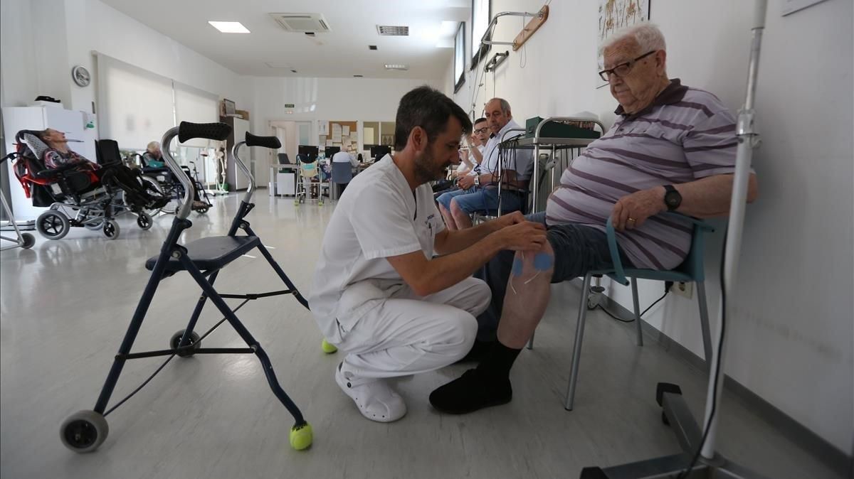 U sanitario atiende a un usuario en el centro de día de Santa Coloma de Gramenet, el pasado viernes. U sanitario atiende a un usuario en el centro de día de Santa Coloma de Gramenet, el pasado viernes.