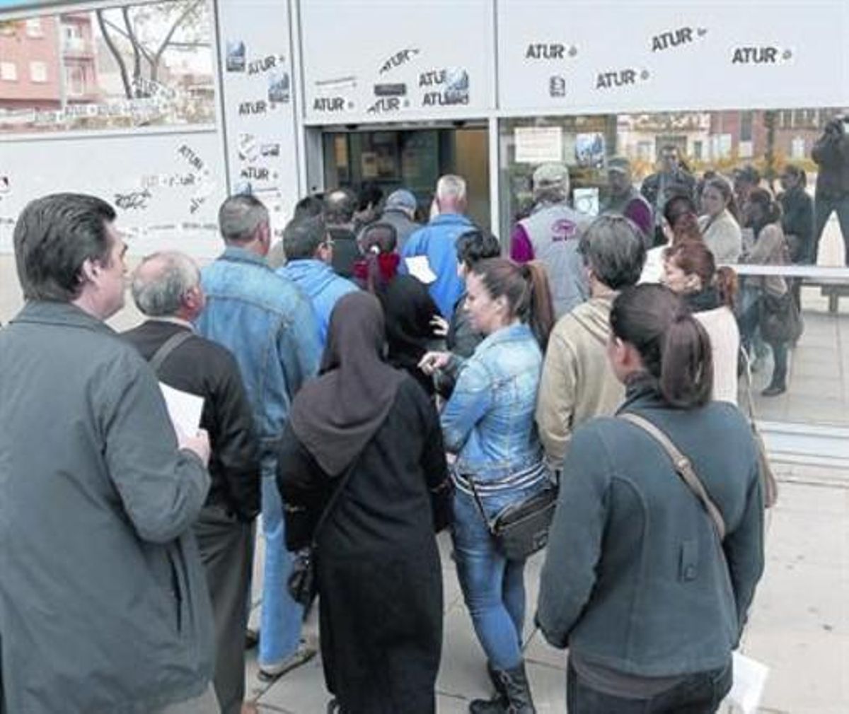 Cola de parados en una oficina de empleo en Badalona, el pasado abril. Cola de parados en una oficina de empleo en Badalona, el pasado abril.