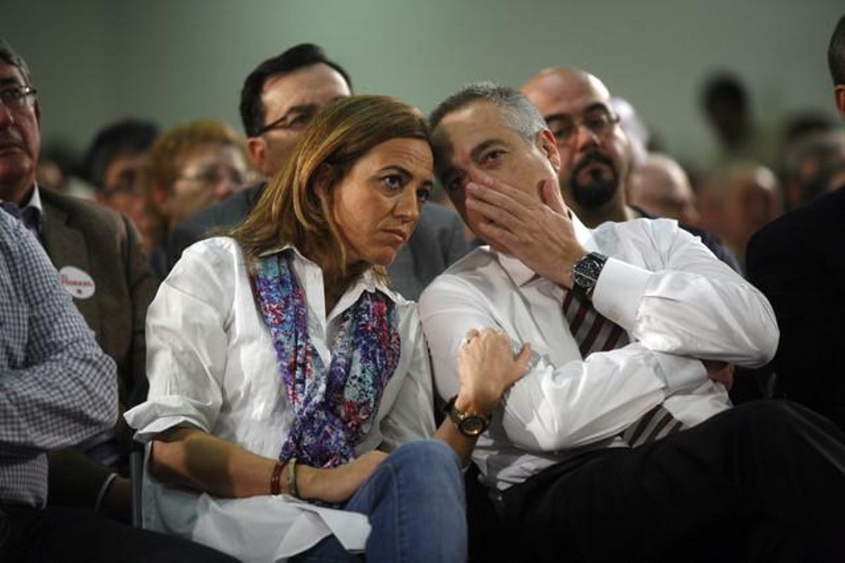 Carme Chacón escucha a Pere Navarro durante un mitin en L’Hospitalet, el pasado noviembre. Carme Chacón escucha a Pere Navarro durante un mitin en L’Hospitalet, el pasado noviembre.