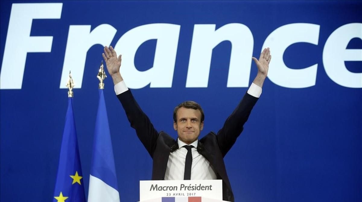 Emmanuel Macron saluda a sus seguidores tras conocer los resultados. Emmanuel Macron saluda a sus seguidores tras conocer los resultados.