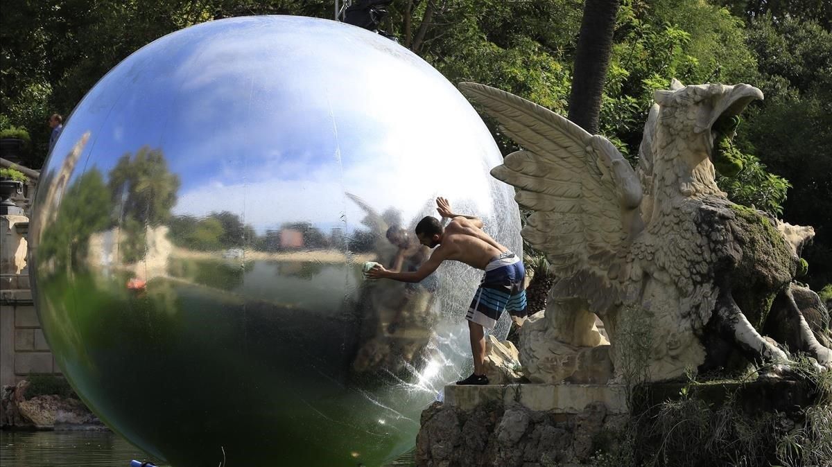 Preparativos de la escenografía de la cascada de la Ciutadella, en las horas previas al inicio de la Mercè del 2019. Preparativos de la escenografía de la cascada de la Ciutadella, en las horas previas al inicio de la Mercè del 2019.