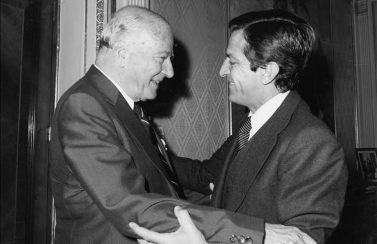 Josep Tarradellas y Adolfo Suárez, el 24 de octubre de 1977, día de la toma de posesión como presidente de la Generalitat. Josep Tarradellas y Adolfo Suárez, el 24 de octubre de 1977, día de la toma de posesión como presidente de la Generalitat.