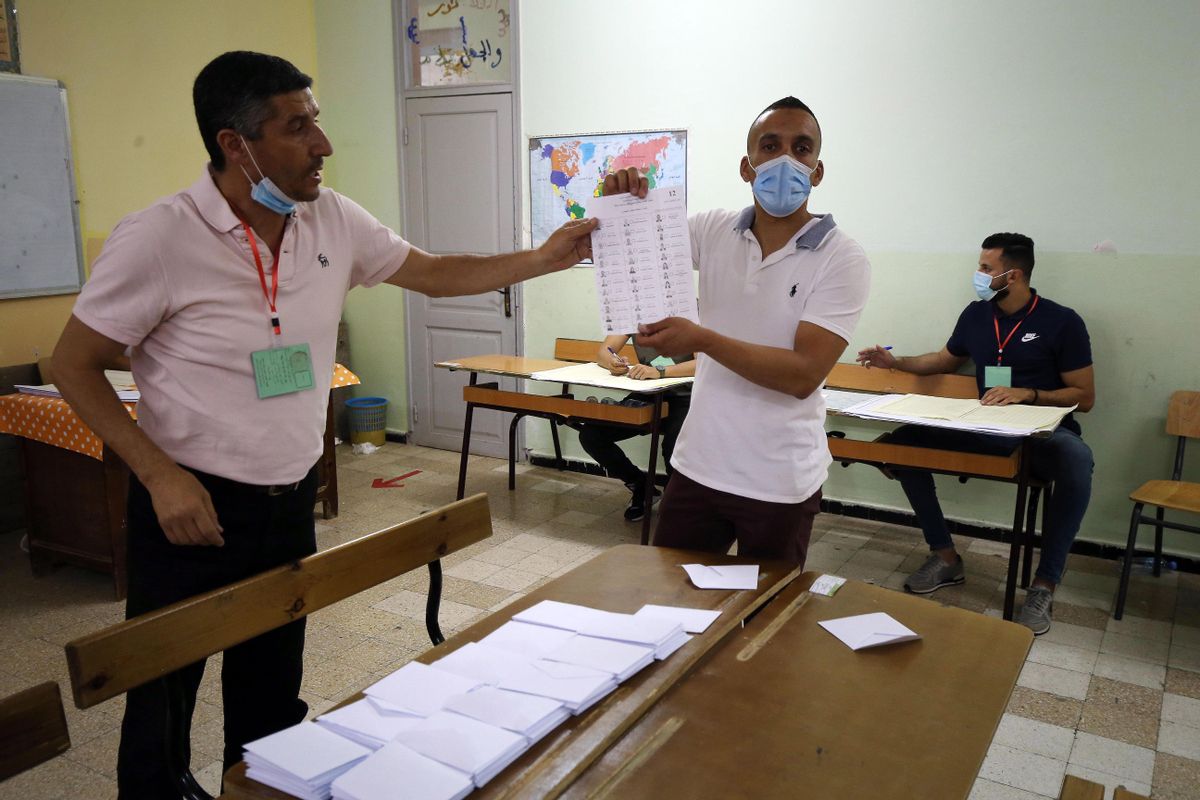 Dos oficiales electorales en un colegio de Argelia Dos oficiales electorales en un colegio de Argelia