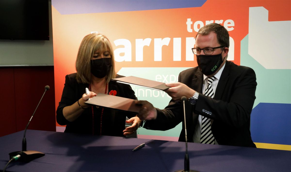 El Ayuntamiento de L’Hospitalet y la Escuela de Organización Industrial firman un convenio para la capacitación digital de jóvenes desempleados. El Ayuntamiento de L’Hospitalet y la Escuela de Organización Industrial firman un convenio para la capacitación digital de jóvenes desempleados.