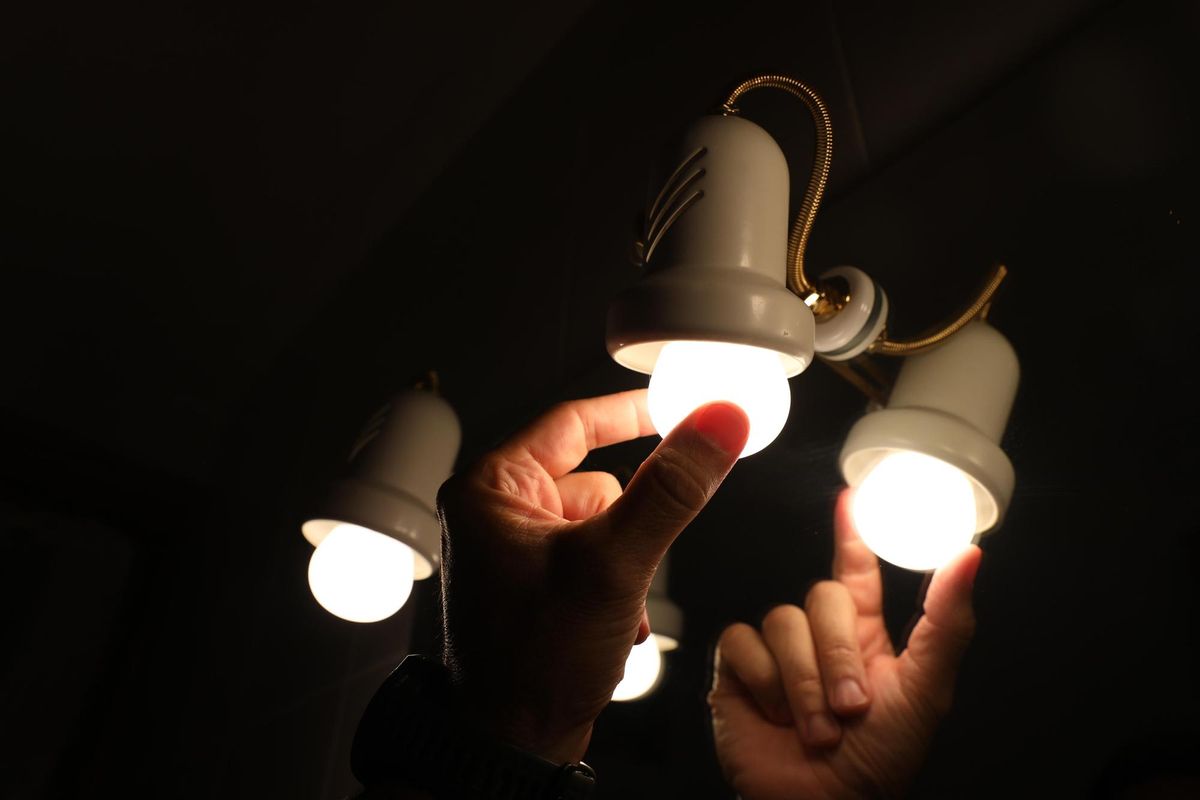La luz vuelve a sobrepasar los 200 euros/MWh al dispararse este lunes un 27,67% La luz vuelve a sobrepasar los 200 euros/MWh al dispararse este lunes un 27,67%