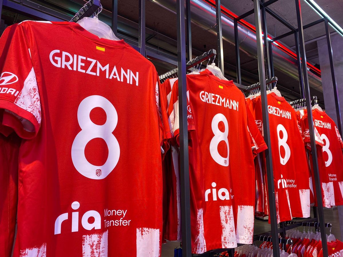Las camisetas de Griezmann en la tienda del Atlético de Madrid. Las camisetas de Griezmann en la tienda del Atlético de Madrid.