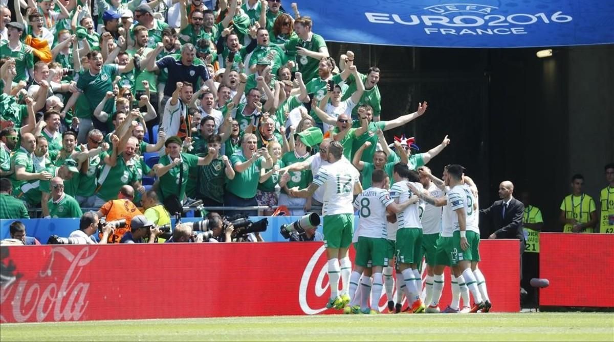 Los jugadores de Irlanda celebran un gol. Los jugadores de Irlanda celebran un gol.