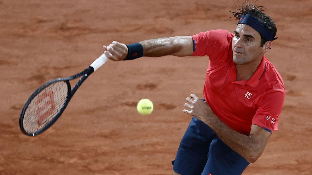 Federer ejecuta un saque, ante Koepfer. Federer ejecuta un saque, ante Koepfer.