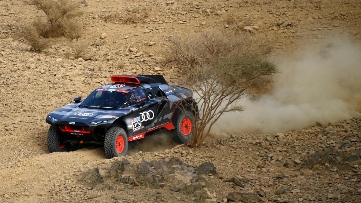 El piloto español Carlos Sainz, conduce el Audi RSQ e-tron durante un entrenamiento en Jeddah, el 29 de diciembre de 2021, antes de la Rally Dakar 2022, que este año tendrá lugar en Arabia Saudí