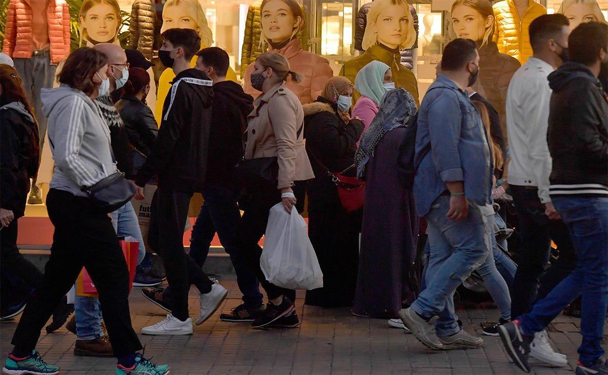 Viandantes con mascarilla en una calle comercial de Barcelona, este sábado 17 de octubre.
