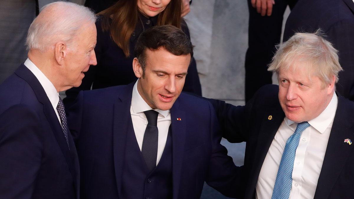 Empieza en Bruselas la cumbre extraordinaria de la OTAN. En la foto, Joe Biden, Emmanuel Macron y Boris Johnson, en la foto de familia del encuentro.