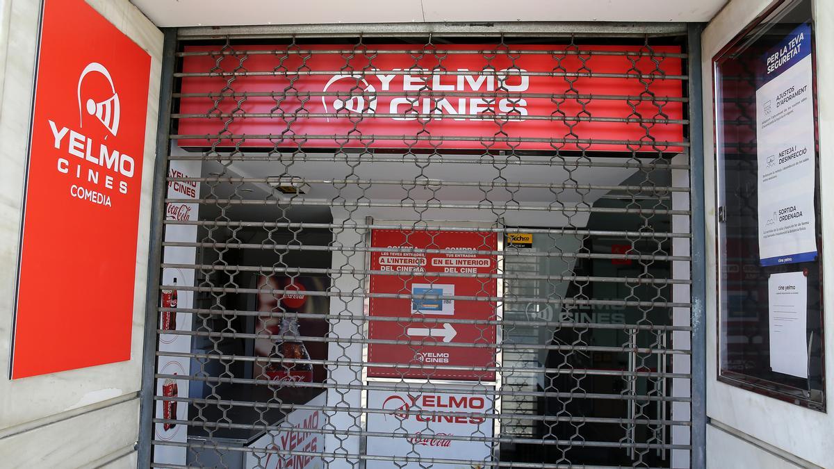 Los cines Comèdia de la cadena Yelmo, en Barcelona, cerrados temporalmente.