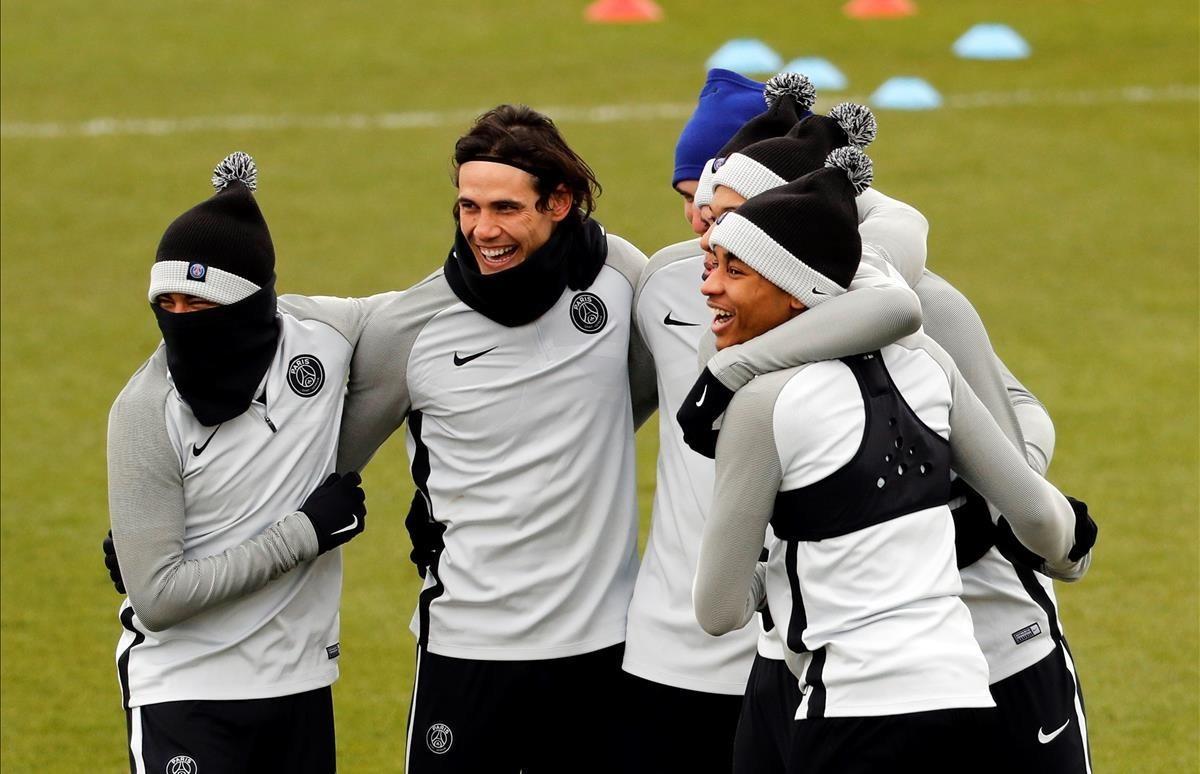Neymar, Cavani y Mbappé se divierten durante el entrenamiento que realizaron antes de viajar a Madrid. 
