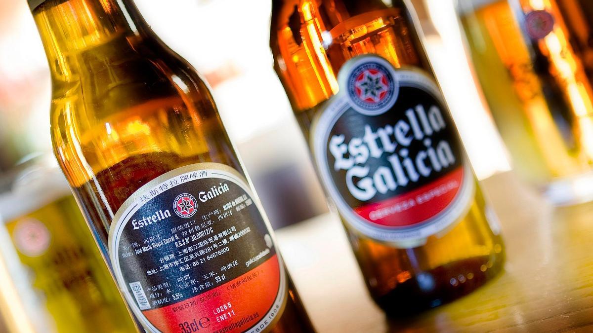 Botellas de cerveza Estrella Galicia