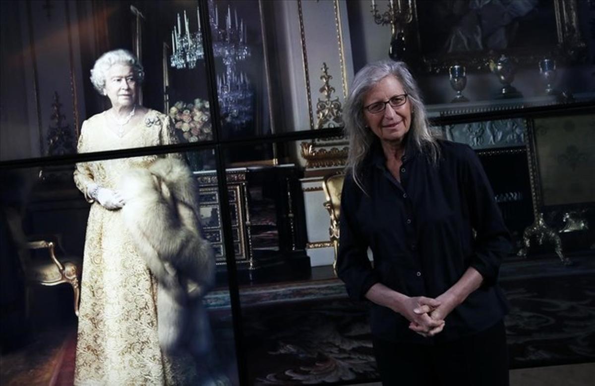 Annie Leibovitz, junto al retrato de la reina de Inglaterra, en la exposición ’Women. New Portraits’, en Londres.