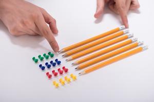 Persona con Trastorno Obsesivo-Compulsivo colocando lápices y chinchetas.