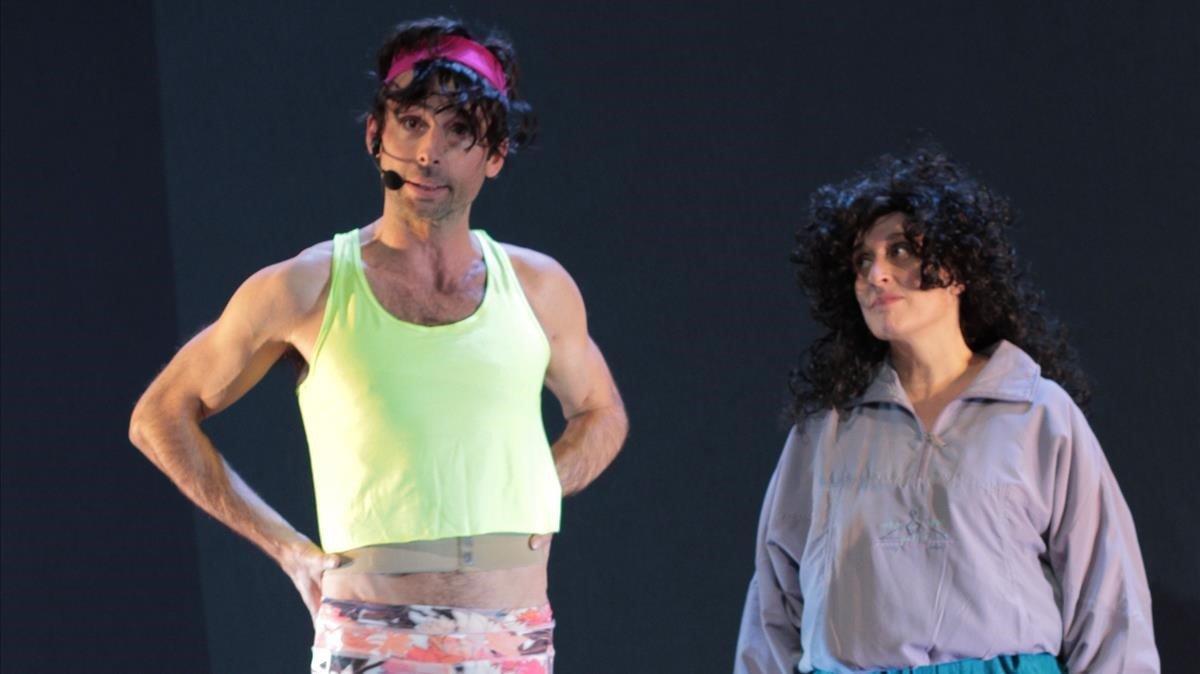Bruno Oro y Clara Segura, en la escena del gimnasio de ’Cobertura’, rescatada de su serie humorística de TV-3 ’Vinagre’.