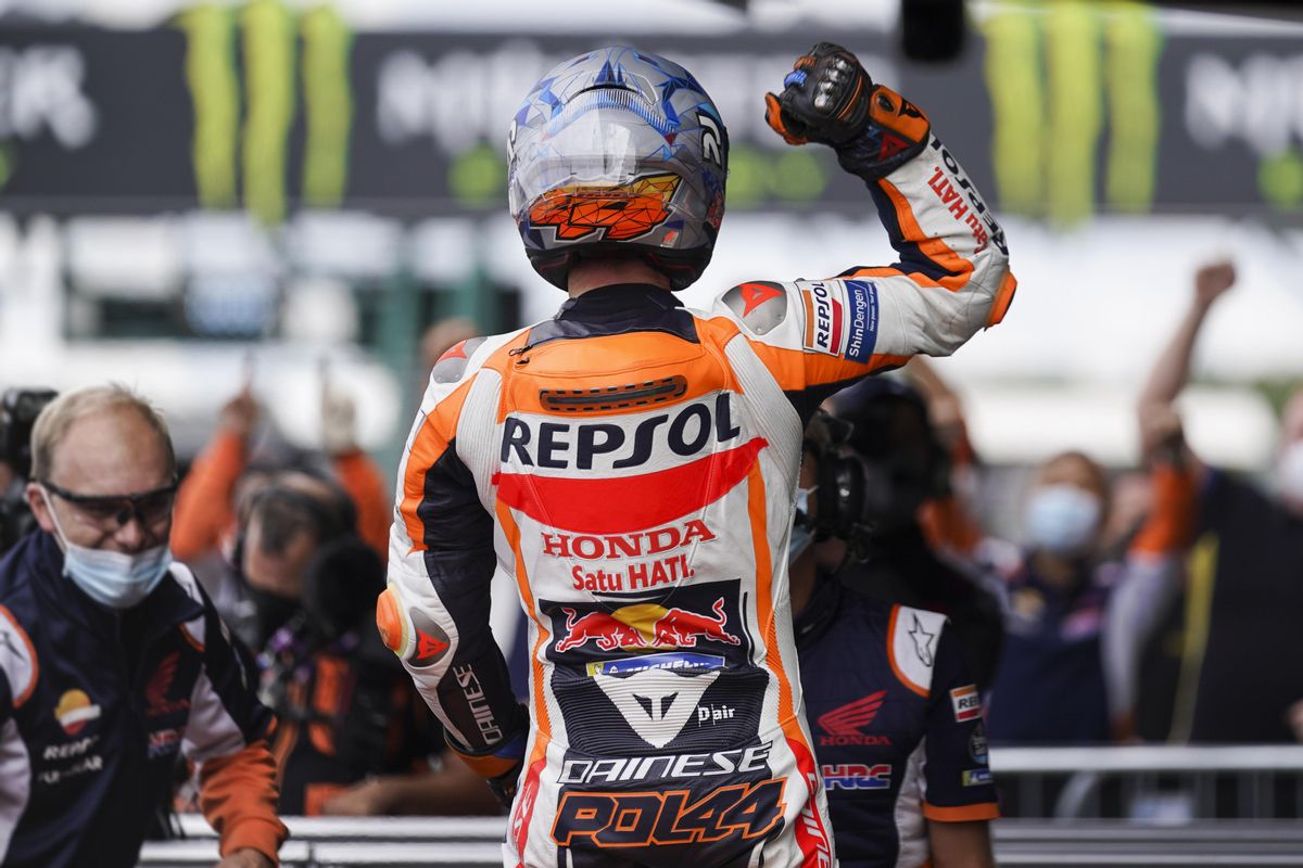 Pol Espargaró (Honda) celebra, frente a su equipo, la ’pole’ de hoy en Inglaterra. Pol Espargaró (Honda) celebra, frente a su equipo, la ’pole’ de hoy en Inglaterra.