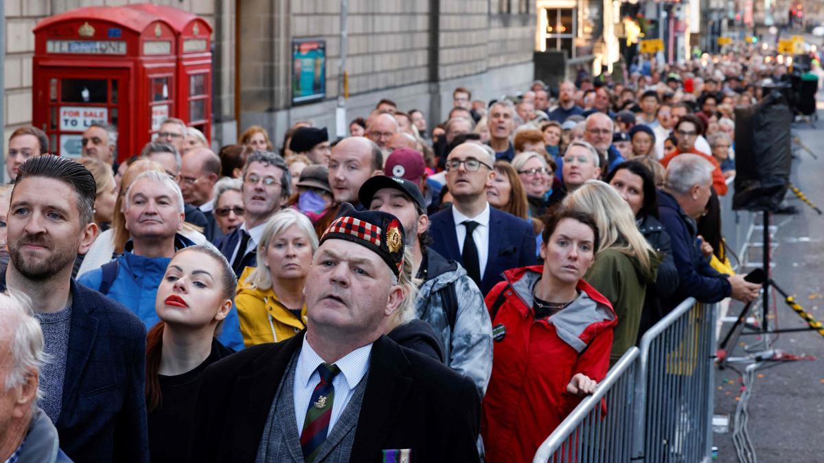 Capilla ardiente en Edimburgo | Cinco horas y media de cola para dar el último adiós a la reina Isabel II