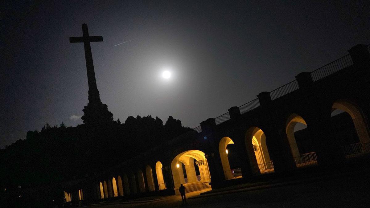 Debate de investidura. El Gobierno declarará el 31 de octubre día de recuerdo de las víctimas del franquismo. En la foto, una imagen del Valle de los Caídos.