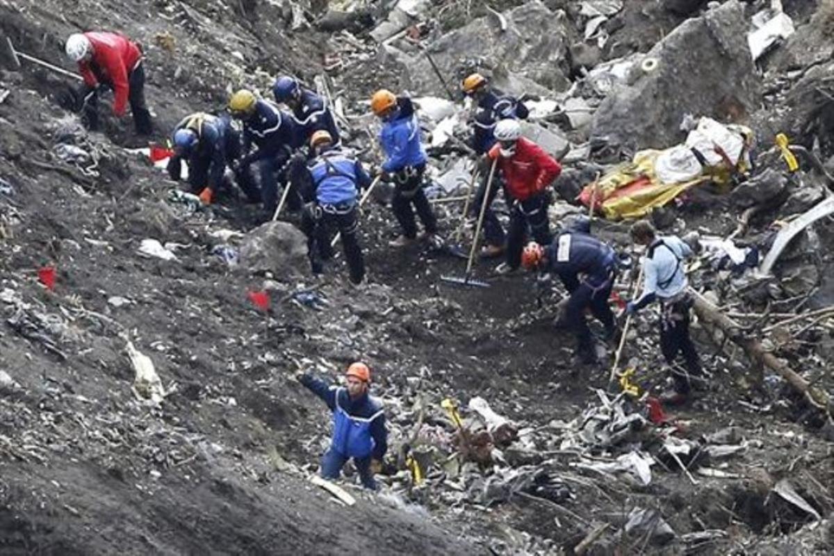 Los equipos de rescate trabajan en el lugar donde se estrelló el avión de Germanwings, el pasado marzo.