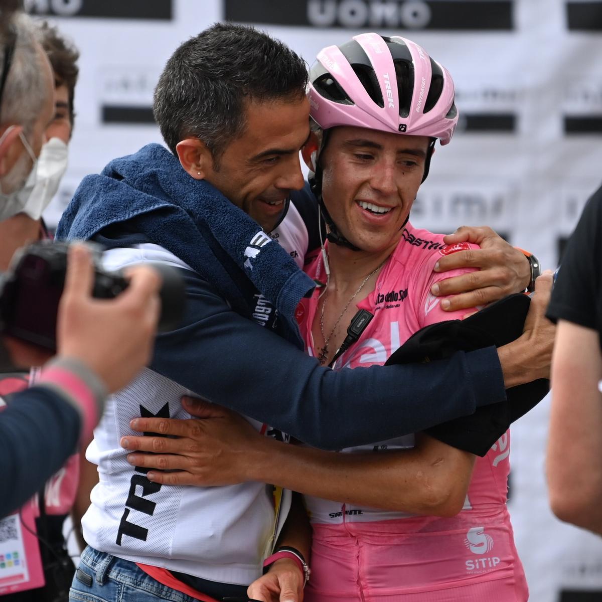 Juanpe López se abraza con su masajista en la cima del Blockhaus tras comprobar que seguía líder del Giro.