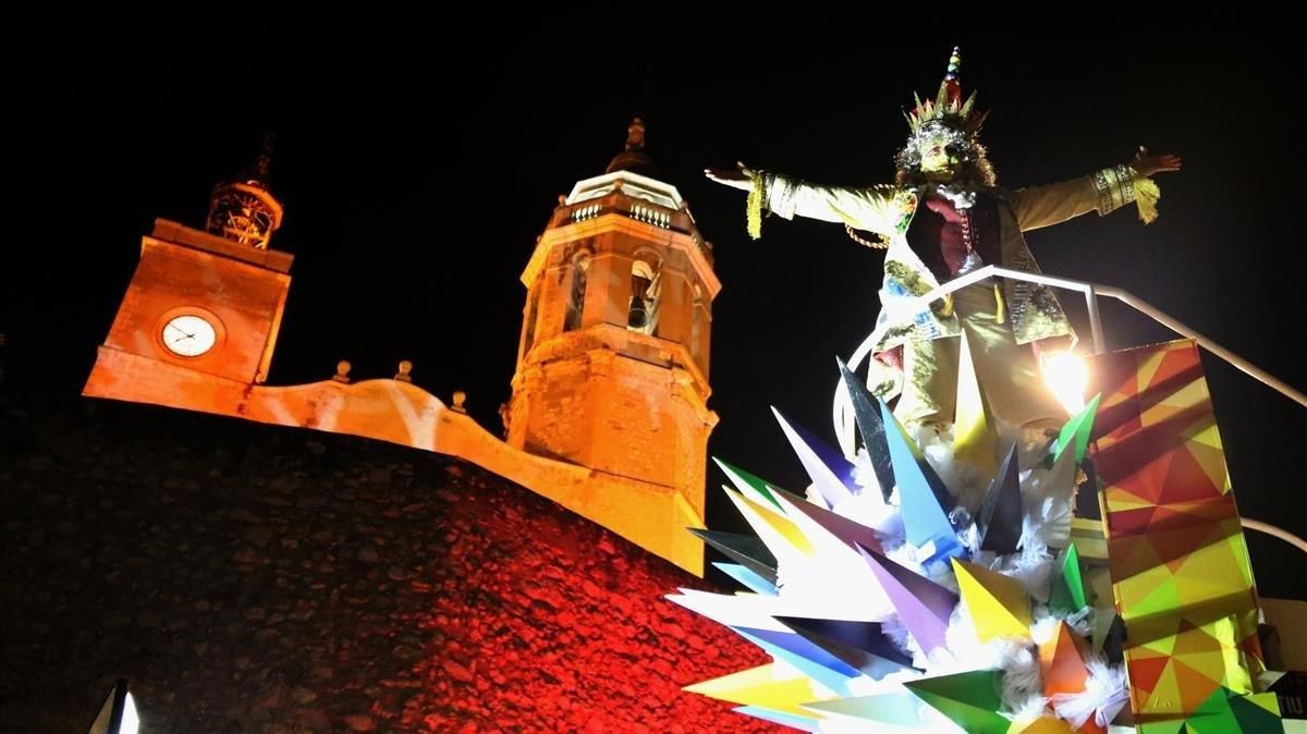 Paso de una carroza durante la Rua de l’Arribo de Sitges, en el primer día del Carnaval 2019. Paso de una carroza durante la Rua de l’Arribo de Sitges, en el primer día del Carnaval 2019.