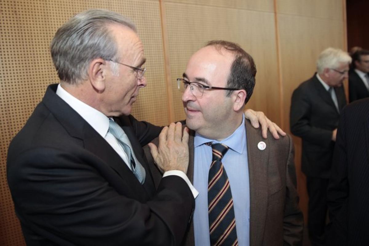 Miquel Iceta (derecha) con el presidente del grupo La Caixa, Isidre Fainé, en un acto celebrado en Barcelona este lunes.