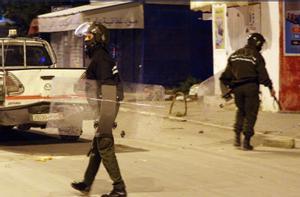 Dos policías durante los disturbios en Ettadhamen, un suburbio de la capital de Túnez.