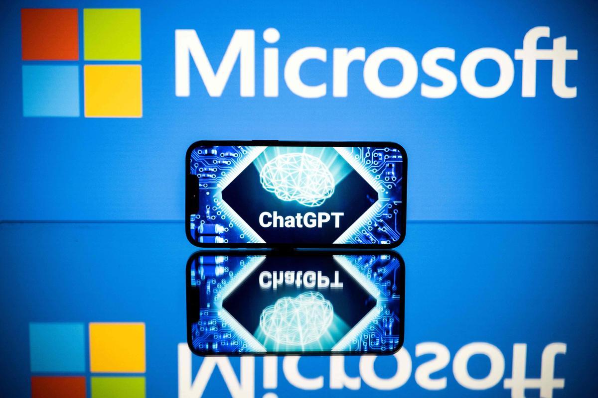 Un móvil con el chatbot ChatGPT y el logo de Microsoft