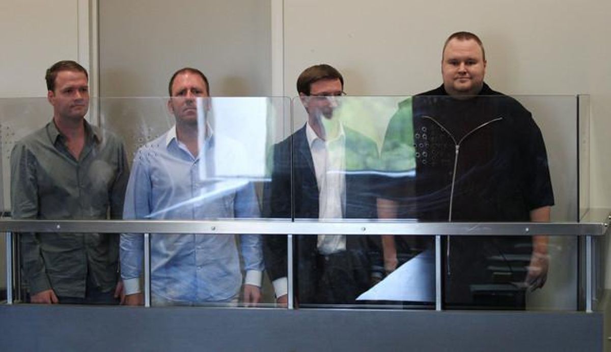 De izquierda a derecha los directivos de Megaupload Bram van der Kolk, Finn Batato, Mathias Ortmann y el fundador del portal Kim Dotcom, este viernes, durante su comparecencia ante el juez, en Auckland. De izquierda a derecha los directivos de Megaupload Bram van der Kolk, Finn Batato, Mathias Ortmann y el fundador del portal Kim Dotcom, este viernes, durante su comparecencia ante el juez, en Auckland.